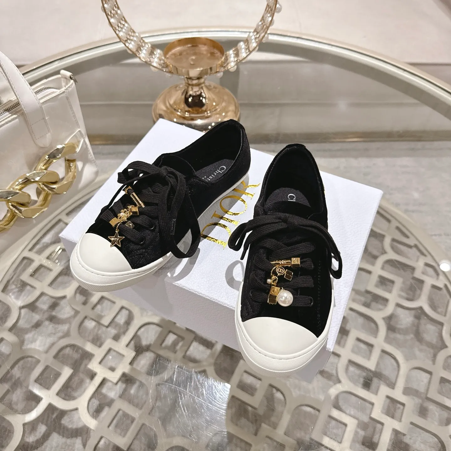 👟👟Ex-factory price 520👟👟 DIOR Dior's 2025 latest lucky satin casual shoes thin-soled shoes. Many celebrity Internet celebrities planted Chanristian Dior logo buckles. The designer really understands the needs of girls in summer. This new product Lucky thin-soled shoes are as cute as her name. The thin sole + shallow mouth design makes the whole pair of shoes very light and easy to wear. Fabric: Satin with wide satin laces of the same color. They are so beautiful that they are speechless in the sun. The soft shoe body looks like stepping on clouds with socks and culottes. It is windy and lazy when walking. It gives you the "effortless" elegance when you take a shot. Outsole: Original molded TPU outsole Size: 35-41 (41 is custom-made and cannot be returned or exchanged)